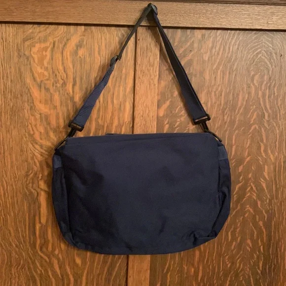 UCONN University of Connecticut messenger bag NWOT - Picture 2 of 6